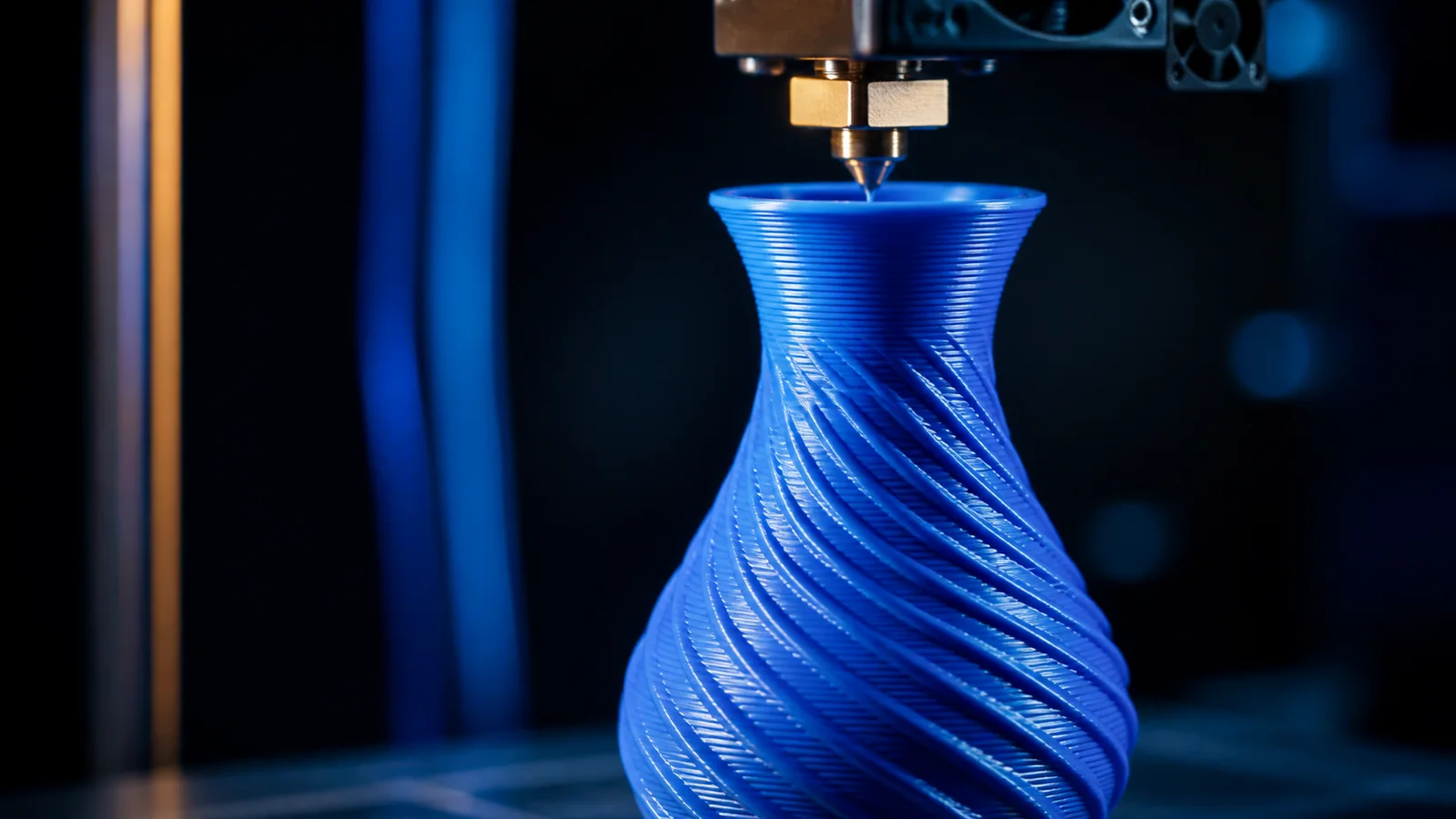 Nozzle'ın kesintisiz spiral hareketiyle tek duvarlı kıvrımlı vazo basan 3D yazıcı