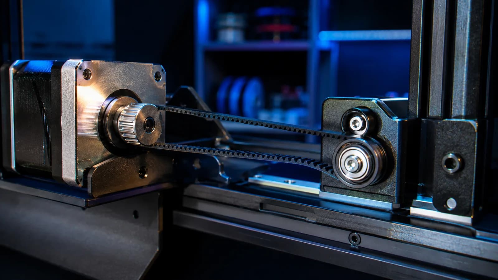 3D yazıcının GT2 kayışı, kasnağı ve gergi mekanizmasının teknik yakın planı