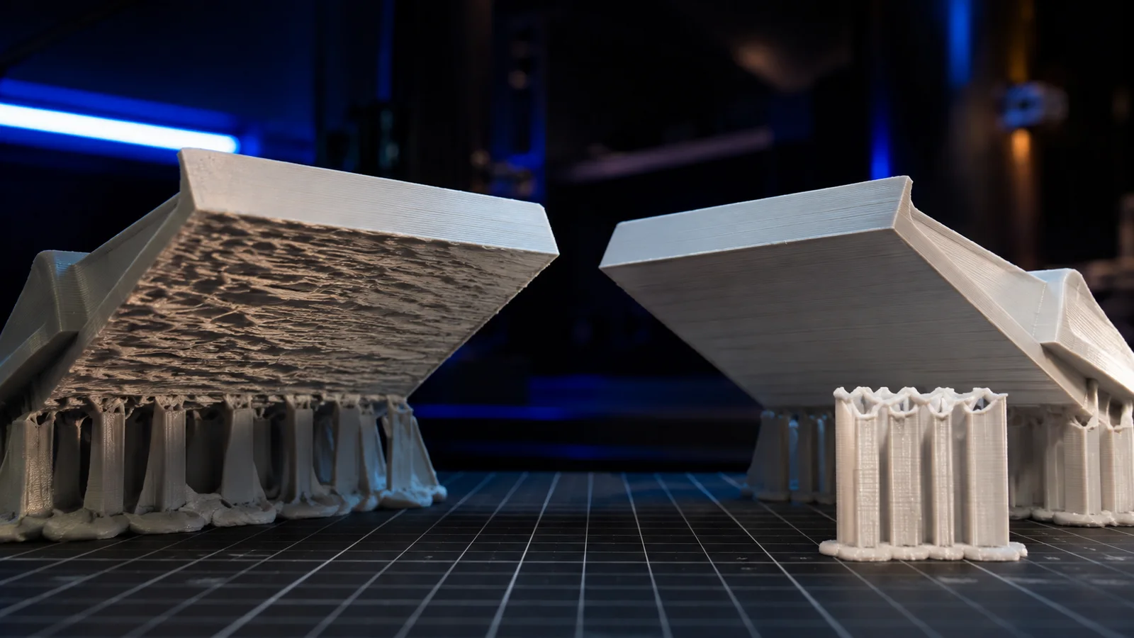 Destek sökülmüş pürüzlü ve temiz alt yüzeyli iki 3D baskının yakın plan karşılaştırması