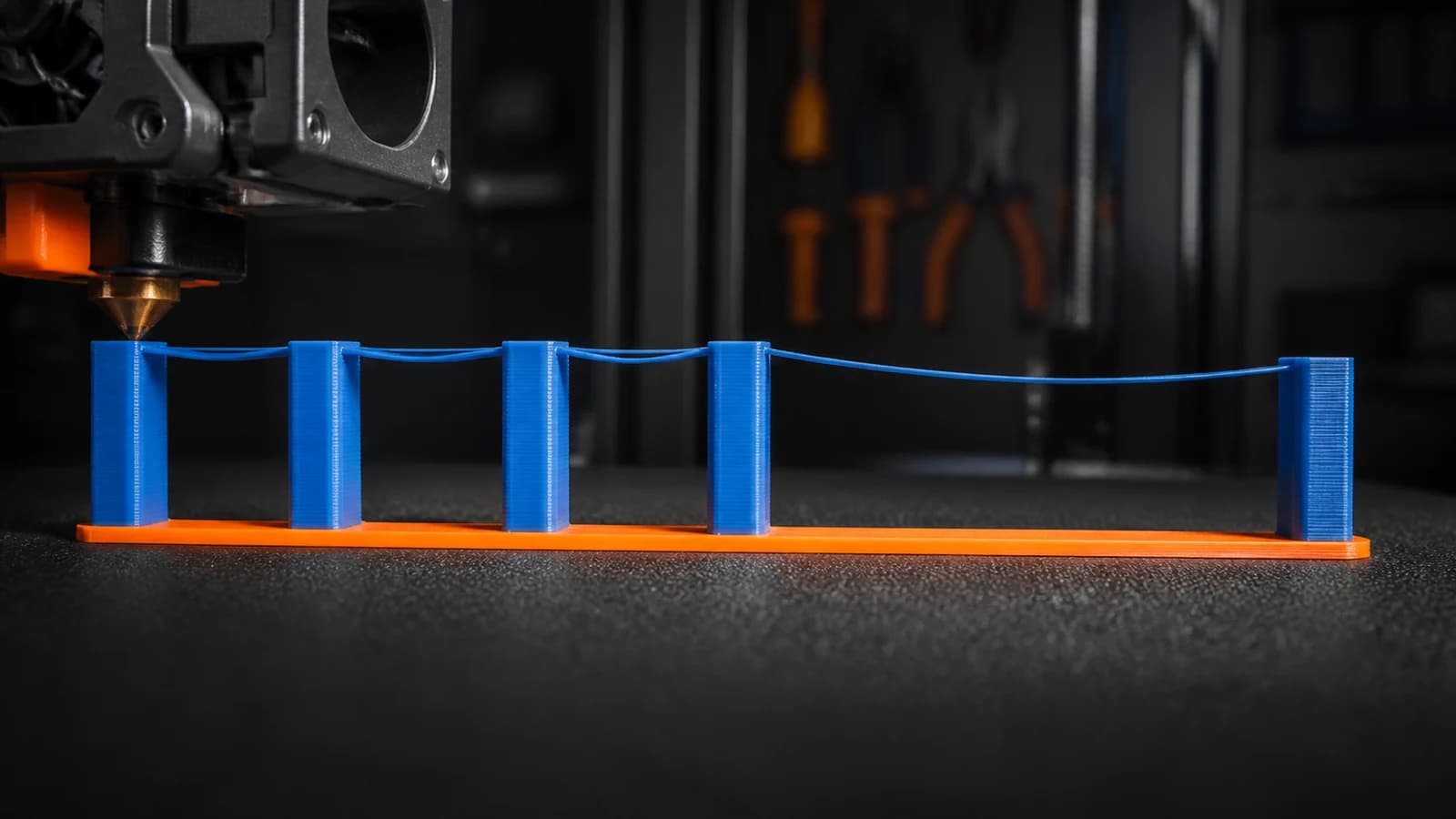 Farklı açıklıklarda sarkmadan basılmış 3D baskı köprü test modeli ve baskı kafası