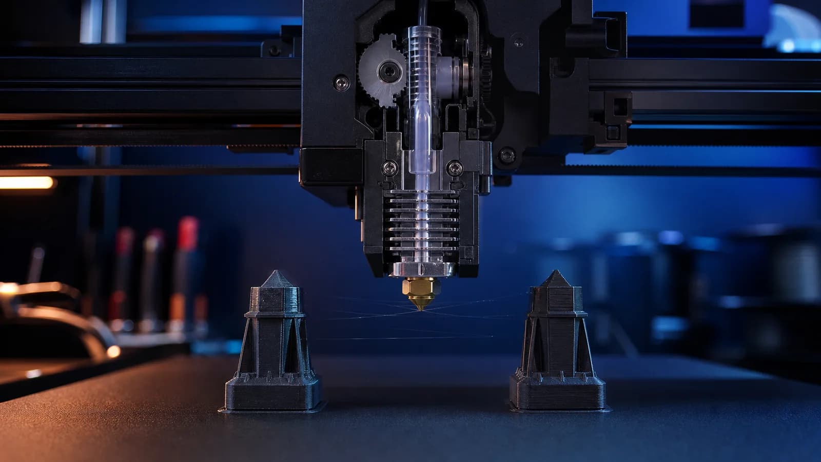 Ekstrüder ve nozzle arasında geri çekilen filamentin mesafe ve hız kontrolünü gösteren 3D yazıcı