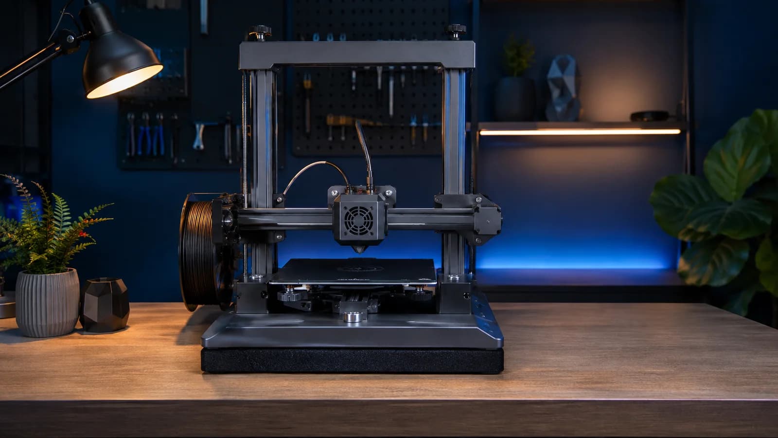 Titreşim pedi üzerindeki masaüstü 3D yazıcı ve sessiz fanın premium atölye görünümü